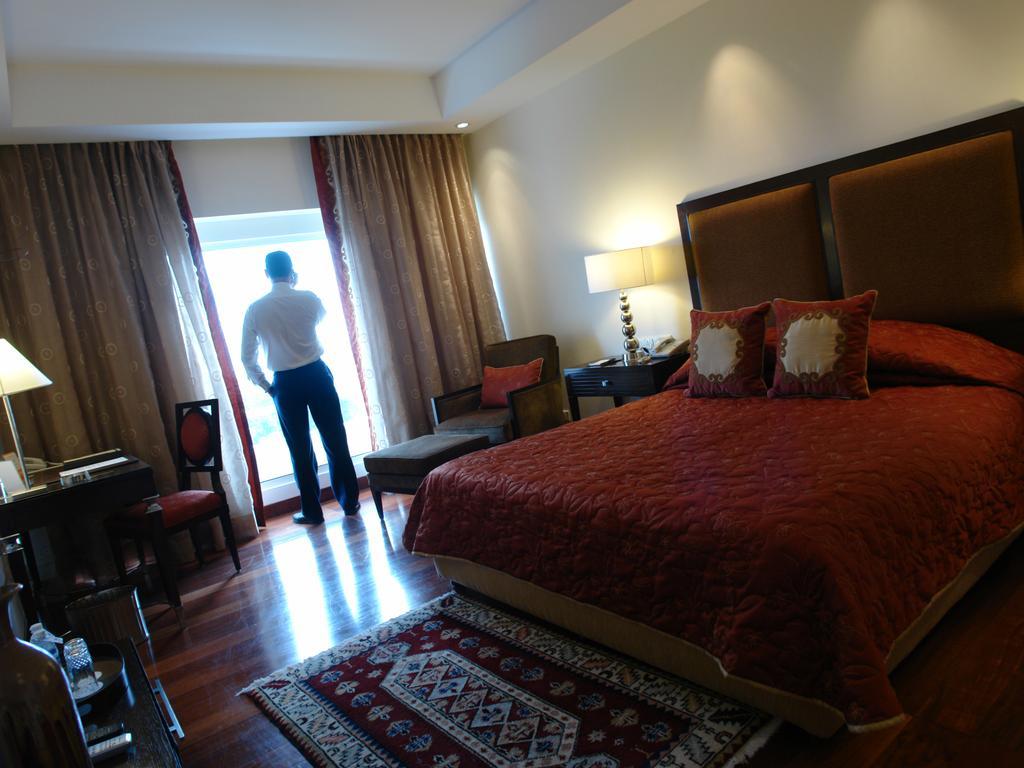 The Lalit Ashok Hotel Bangalore Room photo
